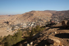 Wadi Musa ,vlevo dole vchod do Petry