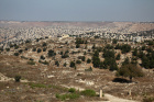 Hřbitov a výhled do Sýrie