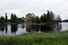 Hrad Olavinlinna je postaven na ostrově mezi soustavou jezer