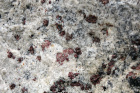 Detail kamene s barevnými krystalky na břehu Inarijärvi