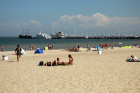 Pláž v Sopotech,v pozadí nejdelší dřevěné molo v Evropě (511,5m)