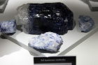 Velký krystal soli zbarvený do modra