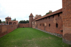 Několik obranných zdí chránilo hrad